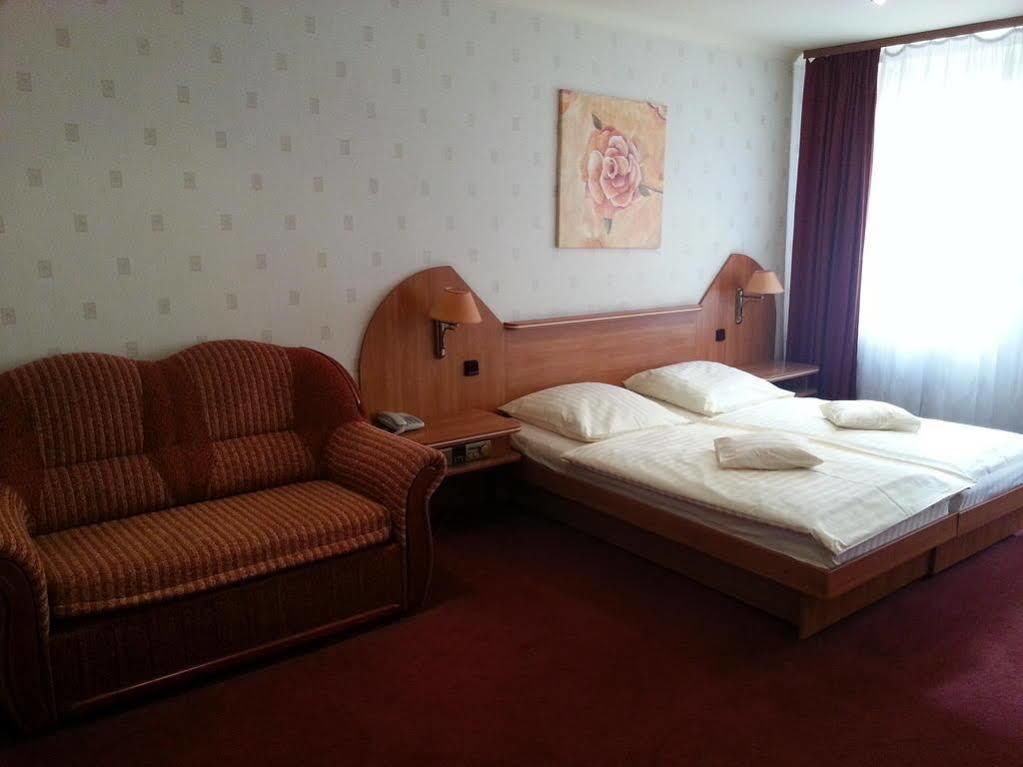 Hotel Texicana Sulechów Exteriör bild